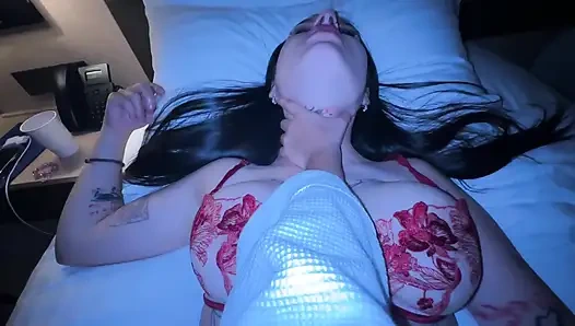 Yaramaz üvey kız kardeşler kimse görmezken makasla sert sikişiyor