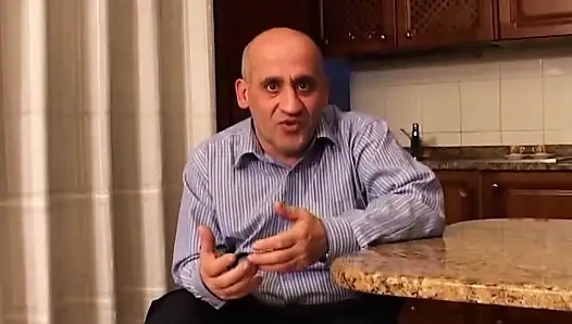 Azgın orta yaşlı seksi kadın mutfakta parmaklanıyor ve sikiliyor