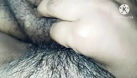 Sıkı amcık Hintli üvey anne azgın oğlan tarafından sert sikiliyor