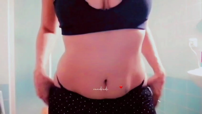 соблазняет брюнетку