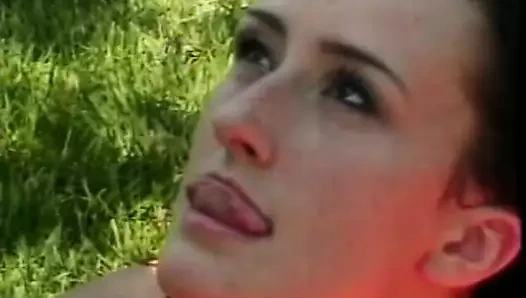 Muhteşem tatlı kız sıkı amının derinliklerinde sert bir yarak hissinin tadını çıkarıyor