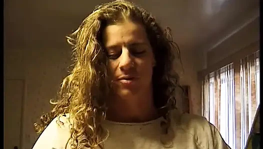 Seksi sarışın piliç iki sert yarak aldıktan sonra ateşli bir şekilde yüzüne boşalıyor