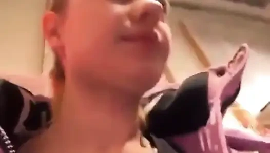 Alışveriş merkezinde sikişiyor