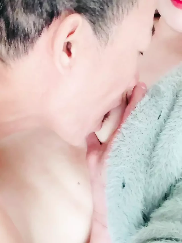 Папочка прокрался в мою спальню