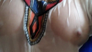 Lilly mouille son tshirt blanc transparent