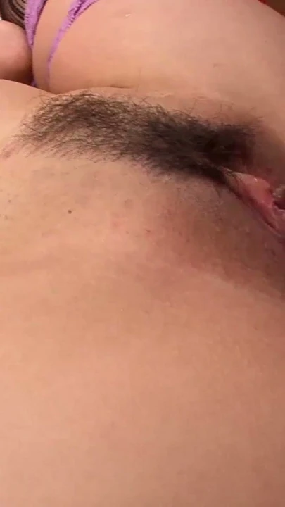 21 yaşındaki Asyalı, creampie sonrası sertçe parmaklıyor | Bölüm 3