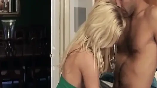 Sarışın orta yaşlı seksi kadın kıllı olgun yarağa binerken sert fışkırtıyor
