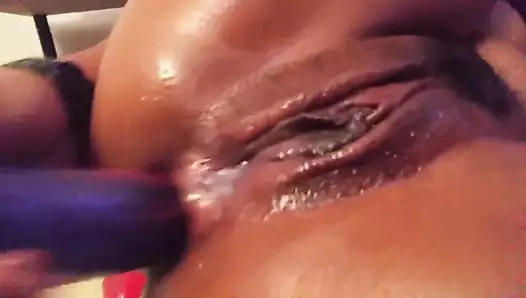 Yakın çekim ateşli seksi büyük götlü zenci tek başına oyun