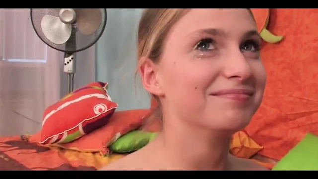 Невинную тинку подвергают жесткому траху в рот.