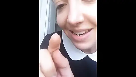 Parmaklarımı burnuma sokmamalıydım ama çok hoşuma gidiyor...