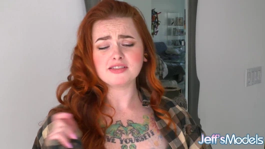 Tombul kızıl saçlı Adora Bell siyah bir delikanlıyı baştan çıkarıyor