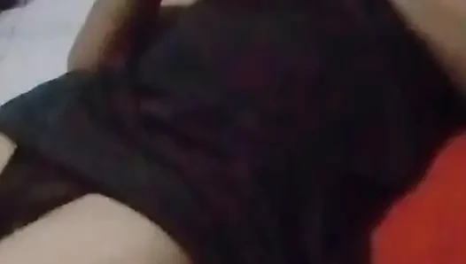 Güzel kız telefonuyla rahatlıyor