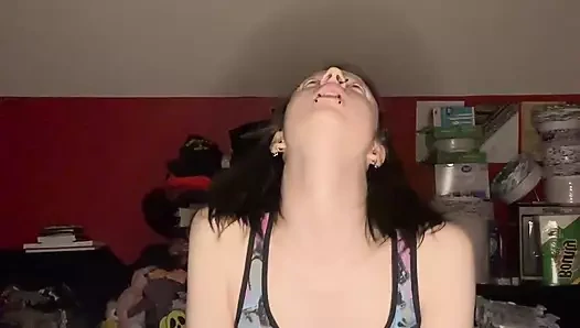 Orta yaşlı seksi kadın yastıkla sikişiyor