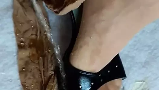 Naylon çorap ve yüksek topuklu ayaklar işemek içinde sırılsıklam