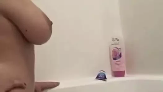 Doğal amatör bebek içinde the banyo