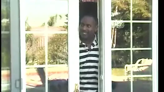 Uzun saçlı gilr siyah delikanlının direği için bacaklarını geniş açıyor