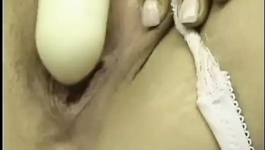 Serena Marcus kanepede eğiliyor ve amını dildoyla sikiyor