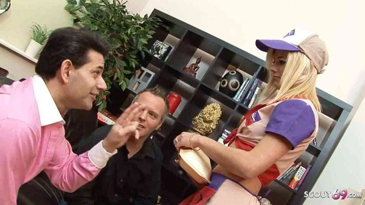 Sıska genç kız yaşlı adamlar tarafından sert anal çifte çifte üçlü seks yapıyor