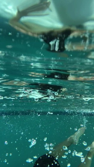 Asya milf içinde havuz