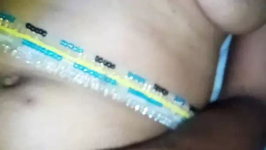 Bobby J iş memelerini okşuyor ve okşuyor çünkü orgazm veren bu şeylerden biri olduğuna inanıyor