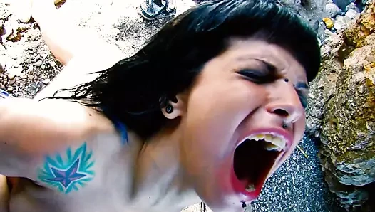 Esmer orta yaşlı seksi kadın Terry Reid'i sikiyor