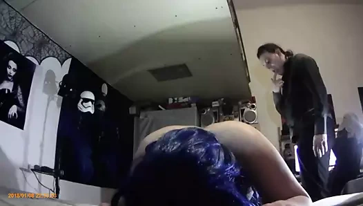 Alt sürtük acıyla inliyor ve kemer şaplaklarından ağlıyor