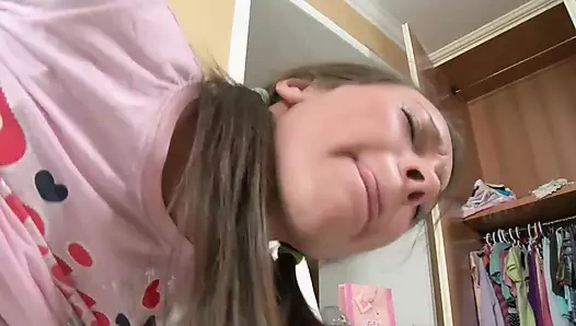 Tatlı bir genç kız götten sert sikiliyor!