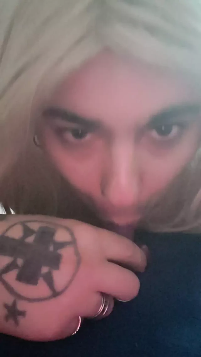 Growlingslide9'un oyuncak oral seks