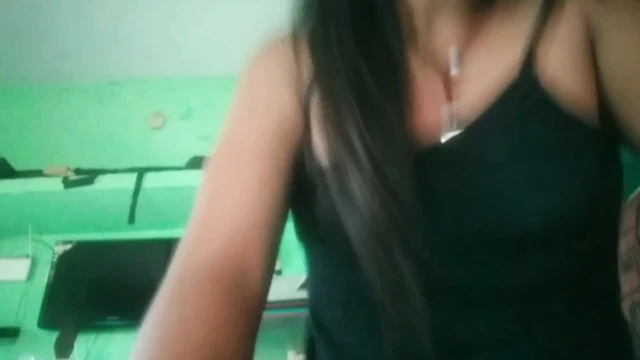 Hintli kız brinjal ile mastürbasyon yapıyor