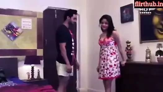 Desi Bhabhi Ko pados Ke Play Boy Ne Fasaya Or Chod dala