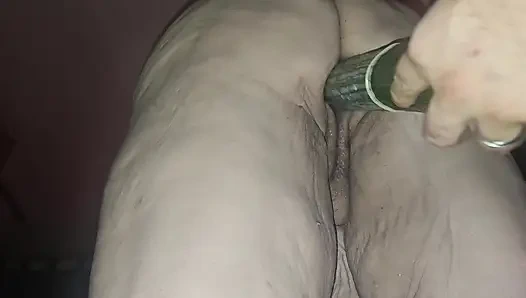 Amcık salatalık ile sikiliyor