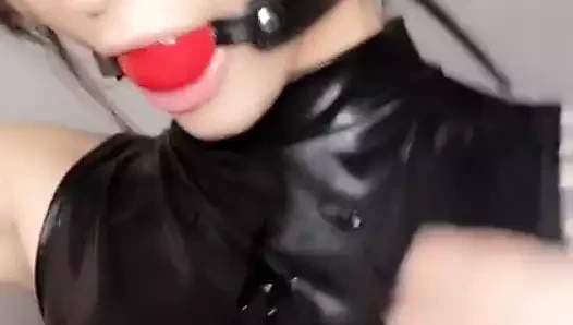 Torbalı, salyaları akan, lateks kız