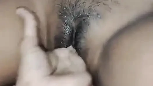 Pooja elini karısının amına soktu ve amcığı patladı.