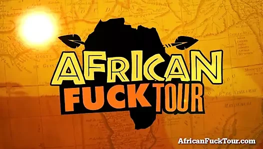 Gerçek Afrikalı kız berbat ve büyük beyaz bir aleti sikiyor!