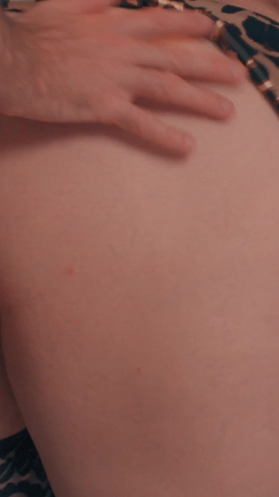 Mutfakta anal götten ağza - leopar bornozlu latin orta yaşlı seksi kadın sıska üvey oğlu tarafından sert sikiliyor ve kahveye boşalıyor | Klip 1