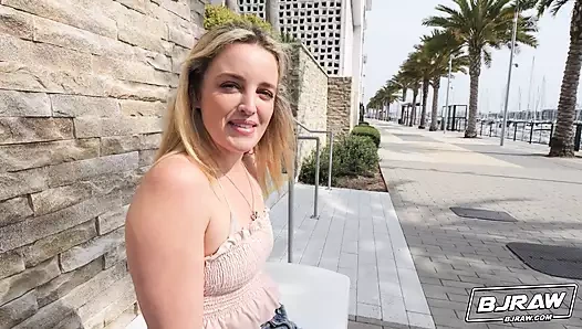 Charlie Forde'un gözlerini yapıştırıyor