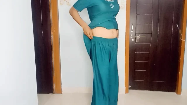 Dün gece üvey annem seksi bir elbise ve iç çamaşırı giymişti