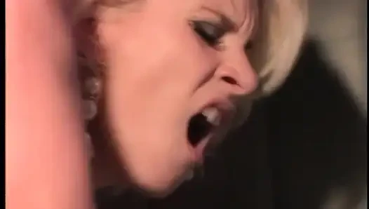 Büyük yarak ve lezbiyen dildo götten çifte sikişiyor üçlü grup seks (tam orijinal film.)