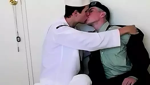 Büyük yaraklı askeri züppe sikikleri sıkı navy cadet sert