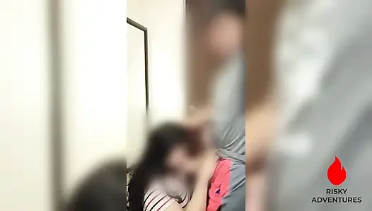 Pinay ateşli evli kadın kocasının odasının dışında aile şoförünü sikiyor - aldatan kız