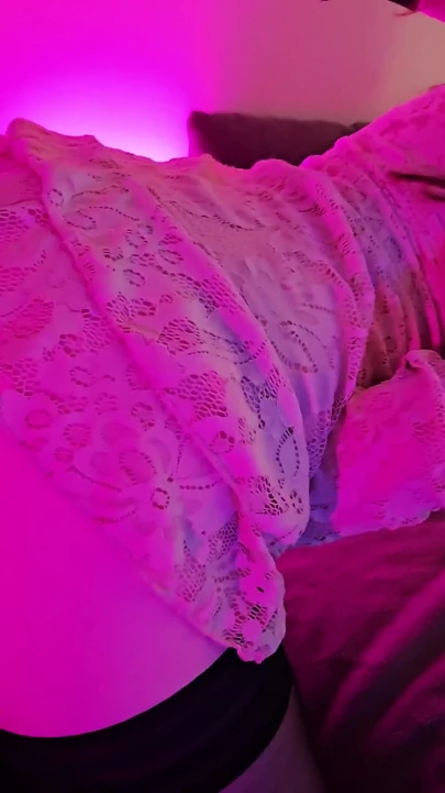 Romantik, yavaş tutkulu seksten, gerçek bir sanatsal çiftin pembe neon ışıkta yoğun coşkusuna kadar
