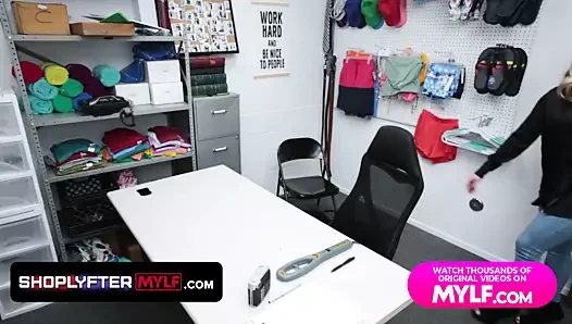sarışın milf lisey tatlı alır askıya için shoplifting