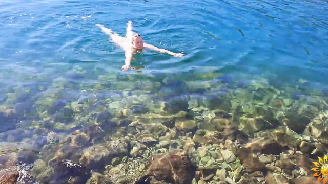 Güzel amatör natürist: açık havada esneme ve çıplak yüzme sanatı