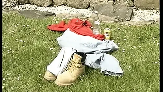İki harika Alman kaltak açık havada dörtlü sekste sert sikiliyor