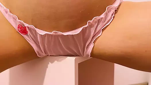 Pembe külotlu güzellik masa köşesine karşı amcığını sikiyor.