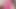 Pembe mayo giyen sarışın kız podyumda yürüyor