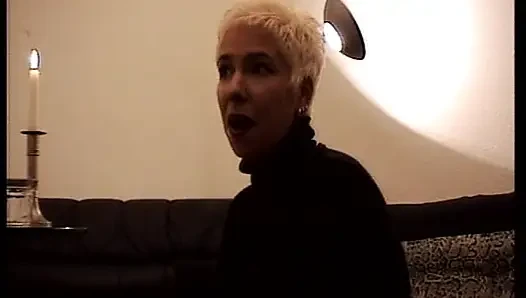 Seksi Alman sarışın oyuncaklarla oynuyor ve azgın çifti sikiyor