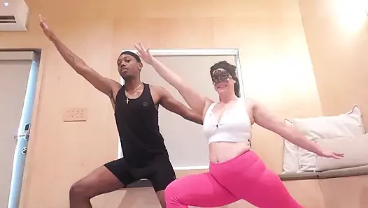 Amatör evli kadın ateşli yoga seansı sırasında büyük zenci alıyor