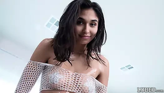 Yağlı yağlanmış kızlar amlarını siktirmeyi seviyor derleme