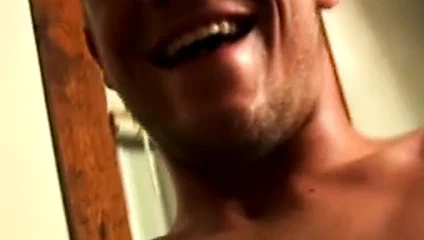 İki yakışıklı amatör altmış dokuzda yarak emiyor ve korunmasız sikişiyor